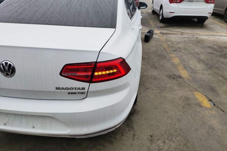 Used Volkswagen Magotan 2018 330TSI DSG Luxury Model Right Rear Taillight