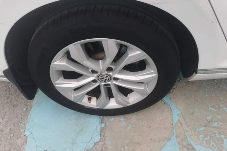 Used Volkswagen Magotan 2018 330TSI DSG Luxury Model Right Rear Wheel Hub