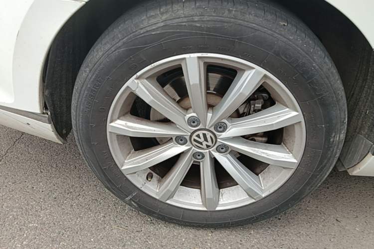 Used Volkswagen Magotan 2018 330TSI DSG Advanced Model Right Rear Wheel Hub