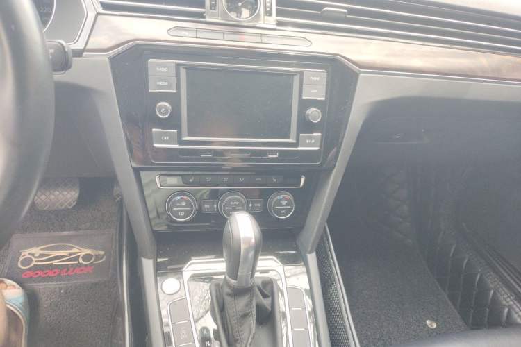 Used Volkswagen Magotan 2018 330TSI DSG Luxury Model Audio And AC Panel