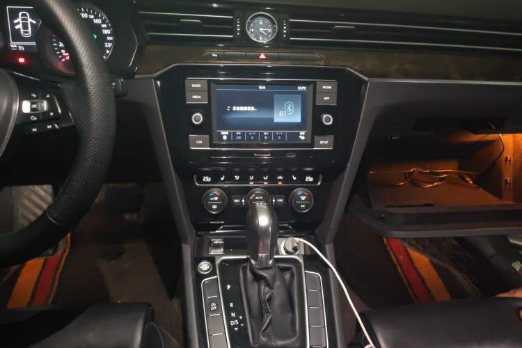 Used Volkswagen Magotan 2018 Facelift 330TSI DSG Luxury Model Audio And AC Panel