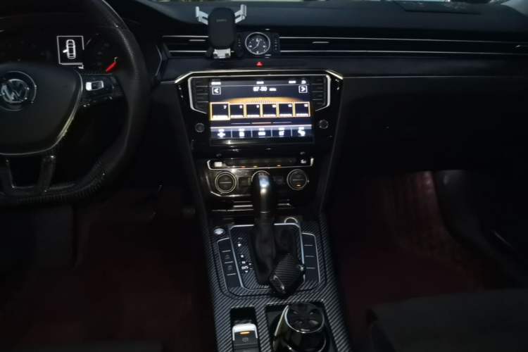 Used Volkswagen Magotan 2018 330TSI DSG Luxury Model Audio And AC Panel