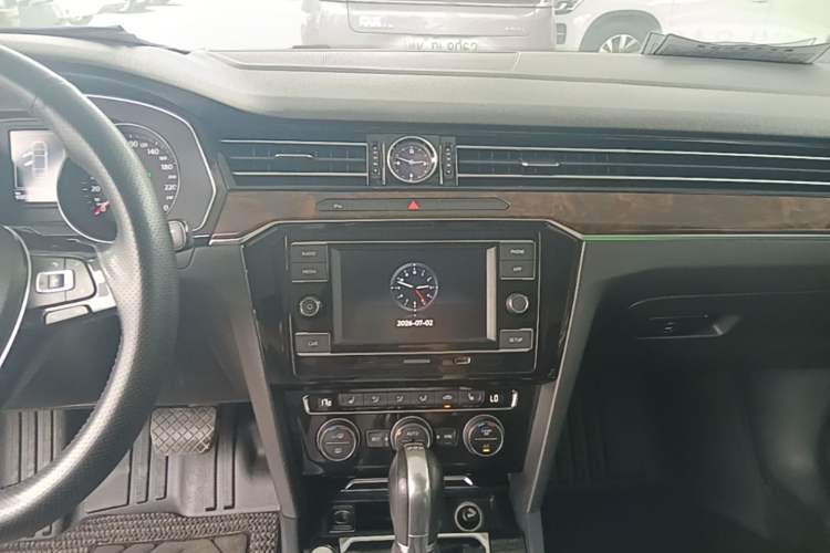 Used Volkswagen Magotan 2018 Facelift 330TSI DSG Luxury Model Audio And AC Panel