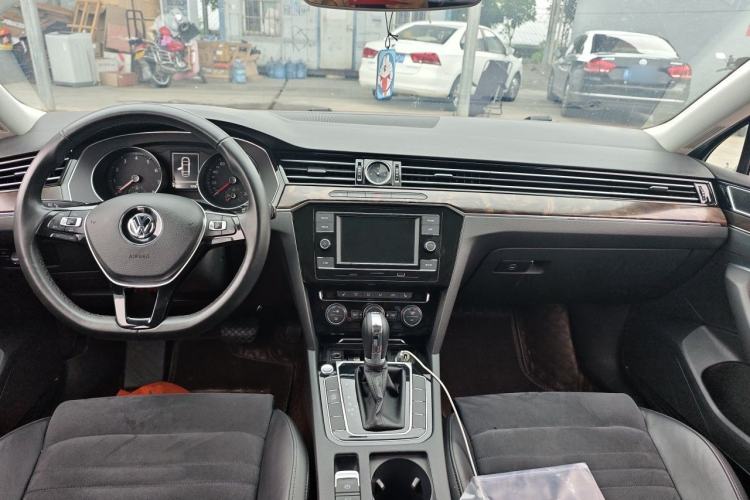 Used Volkswagen Magotan 2018 330TSI DSG Luxury Model Center Console