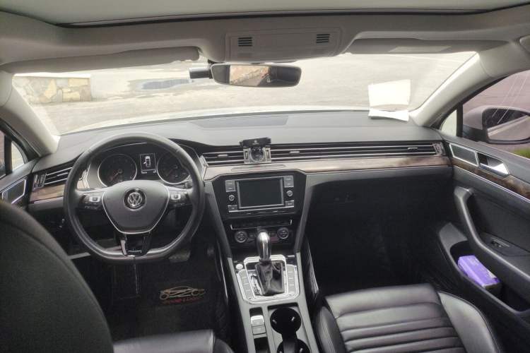 Used Volkswagen Magotan 2018 330TSI DSG Luxury Model Center Console