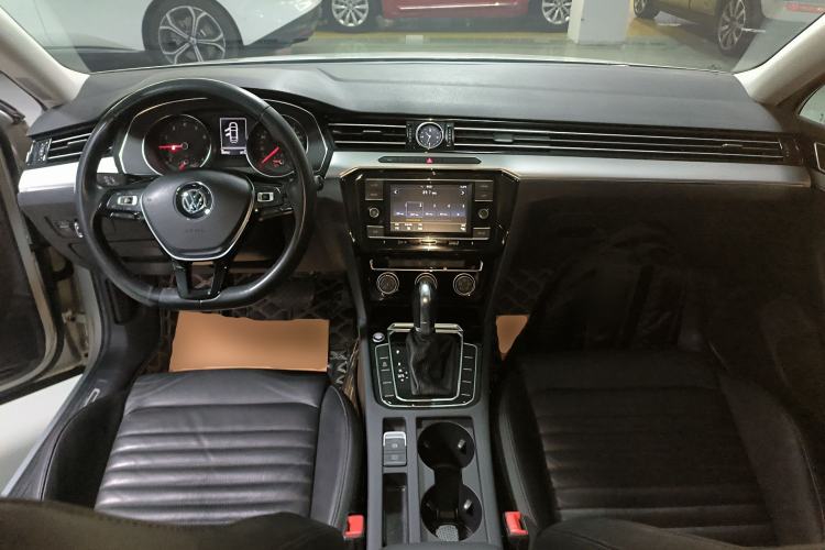 Used Volkswagen Magotan 2018 330TSI DSG Advanced Model Center Console