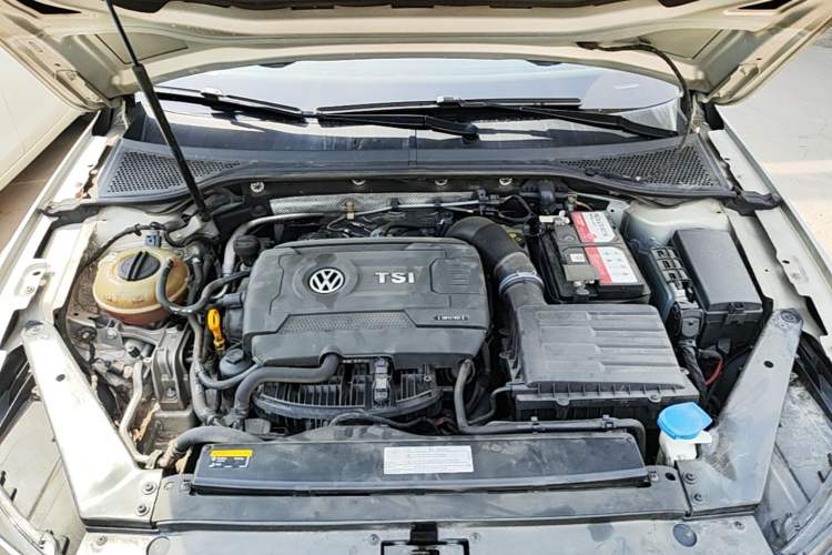 Used Volkswagen Magotan 2018 330TSI DSG Advanced Model Engine Bay