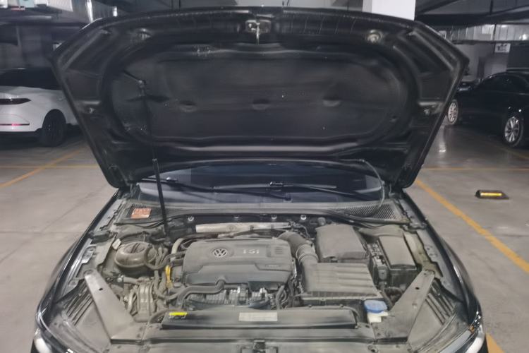 Used Volkswagen Magotan 2018 330TSI DSG Luxury Model Engine Bay