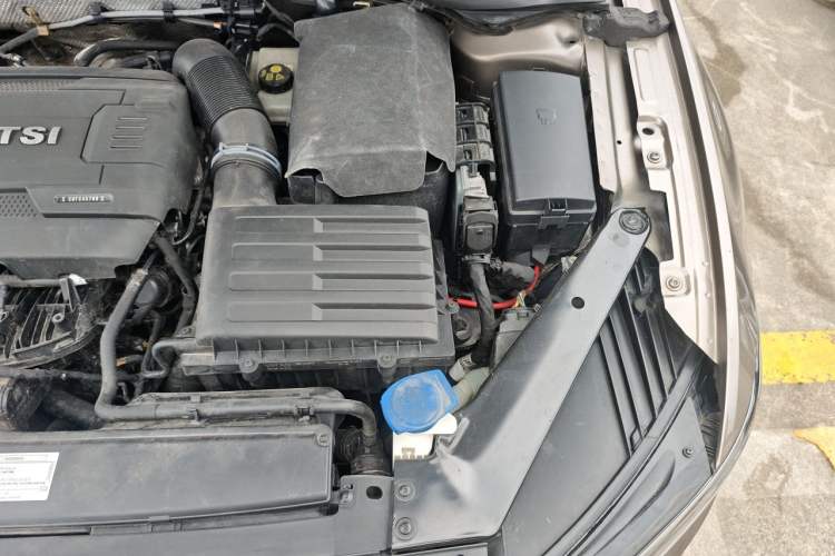 Used Volkswagen Magotan 2018 330TSI DSG Luxury Model Engine Bay Left