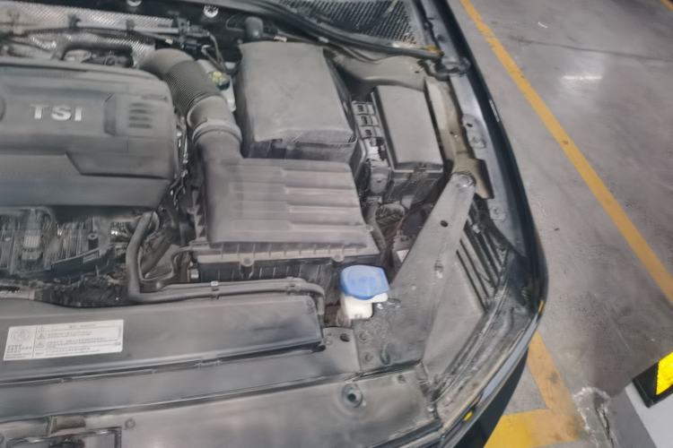 Used Volkswagen Magotan 2018 330TSI DSG Luxury Model Engine Bay Left