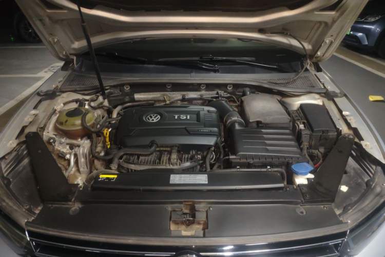 Used Volkswagen Magotan 2018 330TSI DSG Advanced Model Engine Bay
