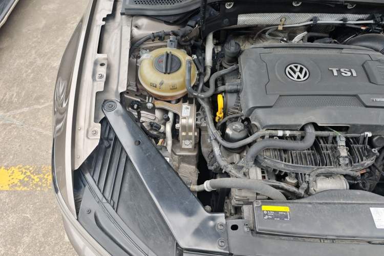 Used Volkswagen Magotan 2018 330TSI DSG Luxury Model Engine Bay Right