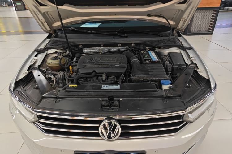 Used Volkswagen Magotan 2018 330TSI DSG Luxury Model Engine Bay