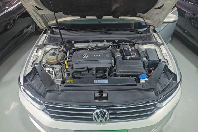 Used Volkswagen Magotan 2018 330TSI DSG Advanced Model Engine Bay