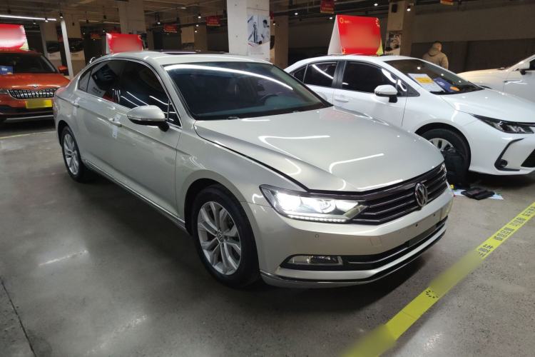Used Volkswagen Magotan 2018 Facelift 330TSI DSG Luxury Model Exterior 2