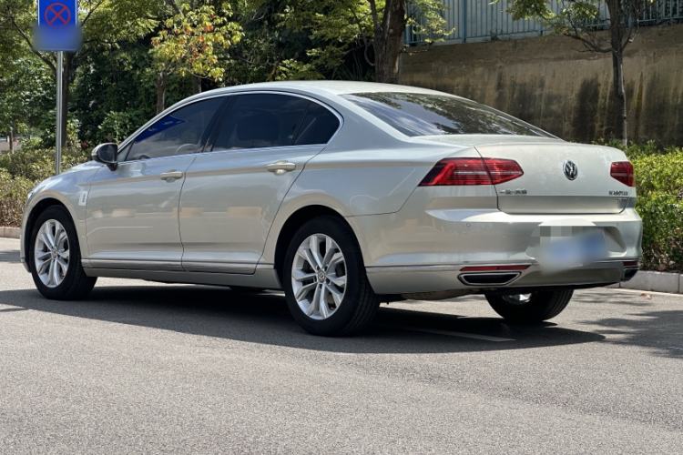 Used Volkswagen Magotan 2018 Facelift 330TSI DSG Luxury Model Exterior 2