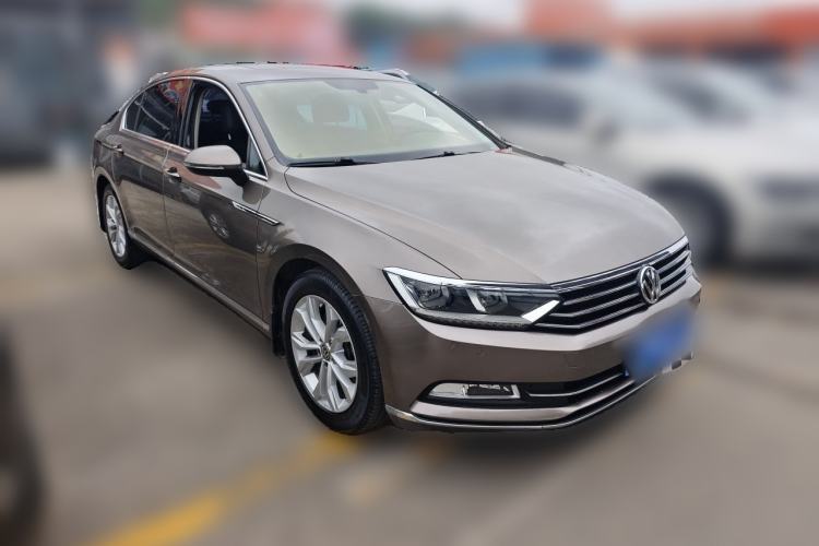 Used Volkswagen Magotan 2018 330TSI DSG Luxury Model Front Right 45 Deg
