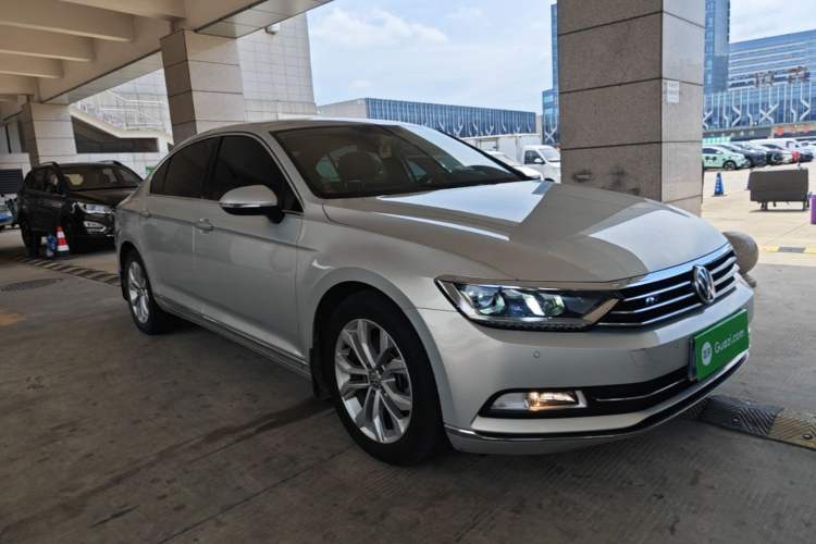 Used Volkswagen Magotan 2018 Facelift 330TSI DSG Luxury Model Front Right 45 Deg