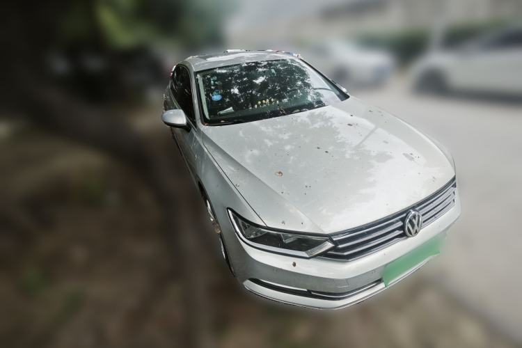 Used Volkswagen Magotan 2018 330TSI DSG Advanced Model Front Right 45 Deg