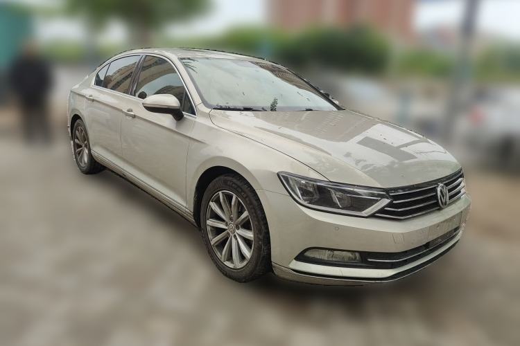 Used Volkswagen Magotan 2018 330TSI DSG Advanced Model Front Right 45 Deg