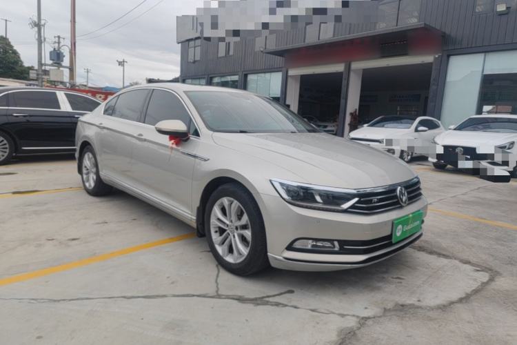 Used Volkswagen Magotan 2018 330TSI DSG Luxury Model Front Right 45 Deg