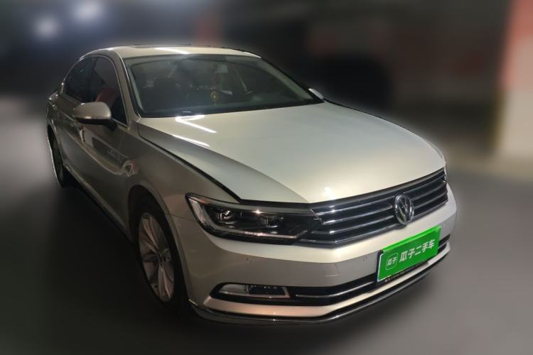 Used Volkswagen Magotan 2018 330TSI DSG Advanced Model Front Right 45 Deg