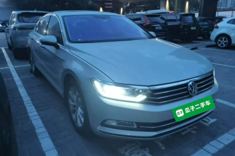 Used Volkswagen Magotan 2018 330TSI DSG Luxury Model Front Right 45 Deg