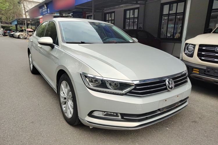 Used Volkswagen Magotan 2018 Facelift 330TSI DSG Luxury Model Front Right 45 Deg