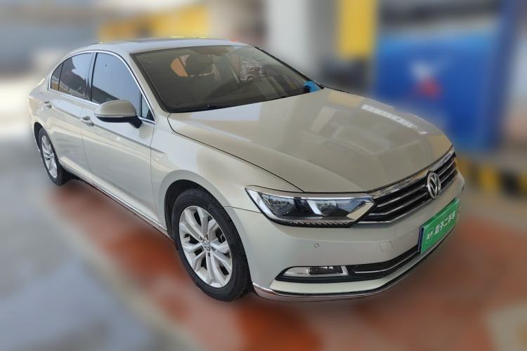 Used Volkswagen Magotan 2018 Facelift 330TSI DSG Luxury Model Front Right 45 Deg