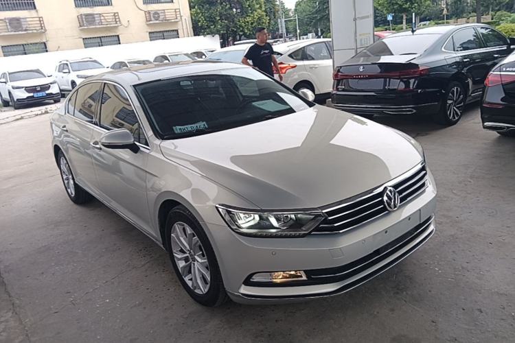 Used Volkswagen Magotan 2018 Facelift 330TSI DSG Luxury Model Front Right 45 Deg