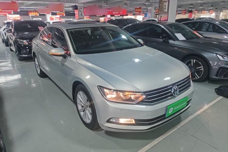 Used Volkswagen Magotan 2018 330TSI DSG Advanced Model Front Right 45 Deg