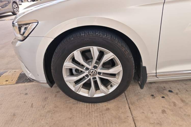 Used Volkswagen Magotan 2018 Facelift 330TSI DSG Luxury Model Left Front Wheel Hub