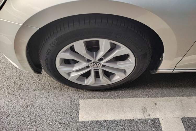 Used Volkswagen Magotan 2018 Facelift 330TSI DSG Luxury Model Left Front Wheel Hub