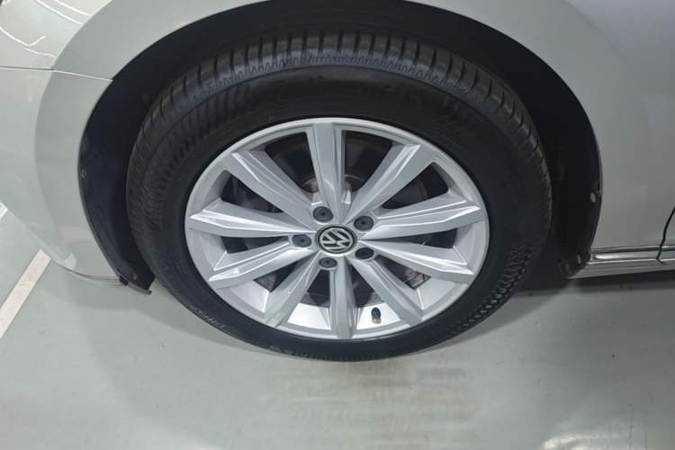 Used Volkswagen Magotan 2018 330TSI DSG Advanced Model Left Front Wheel Hub
