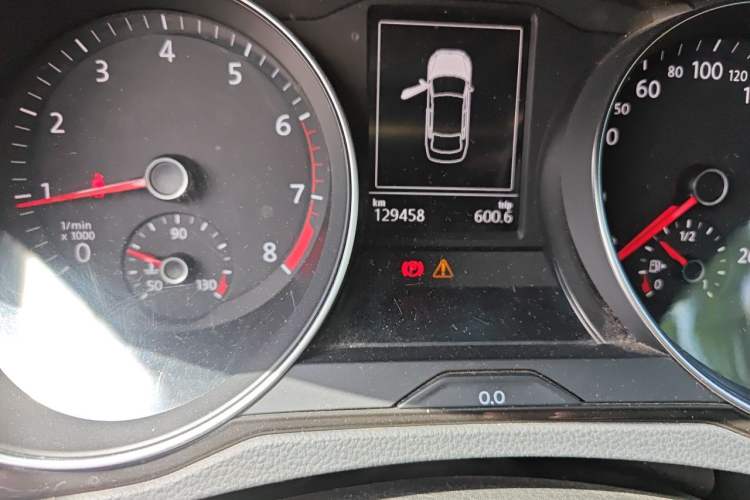 Used Volkswagen Magotan 2018 330TSI DSG Luxury Model Odometer Close Up