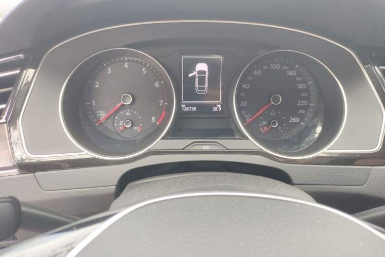 Used Volkswagen Magotan 2018 330TSI DSG Luxury Model Odometer Close Up