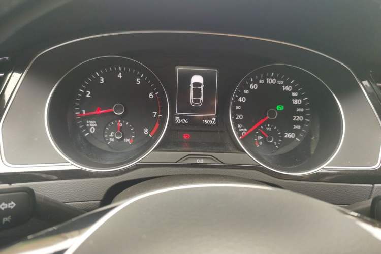 Used Volkswagen Magotan 2018 Facelift 330TSI DSG Luxury Model Odometer Close Up