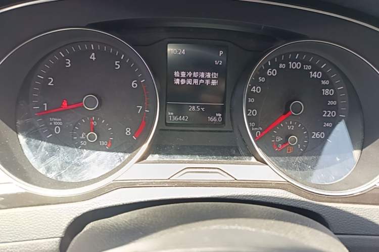 Used Volkswagen Magotan 2018 330TSI DSG Luxury Model Odometer Close Up