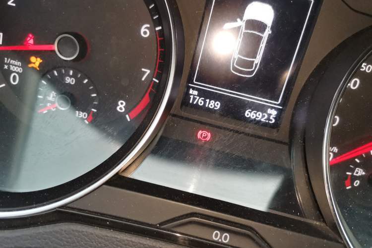 Used Volkswagen Magotan 2018 330TSI DSG Advanced Model Odometer Close Up