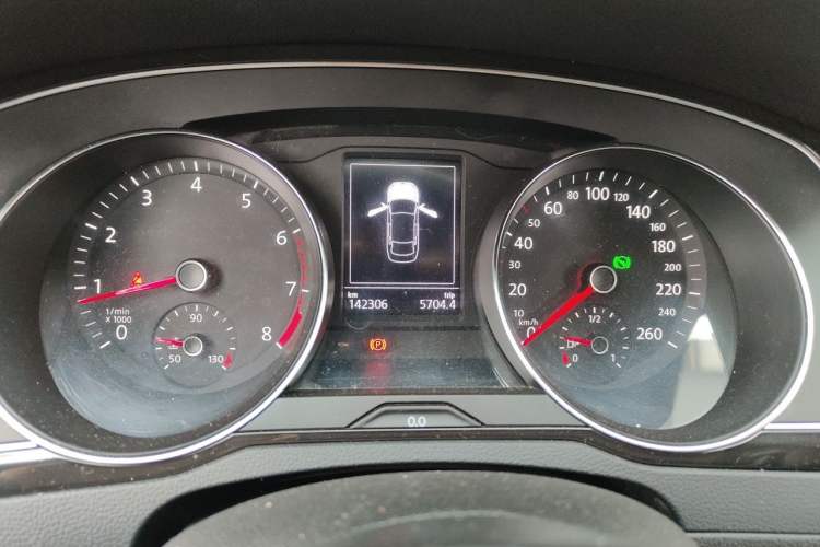 Used Volkswagen Magotan 2018 330TSI DSG Advanced Model Odometer Close Up