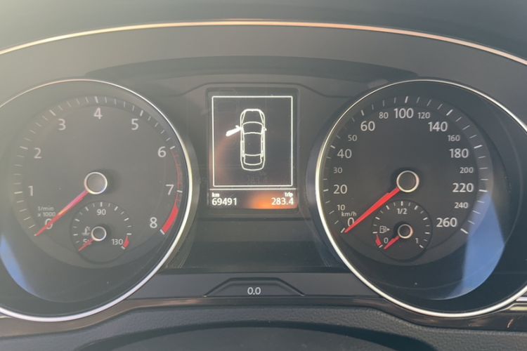 Used Volkswagen Magotan 2018 Facelift 330TSI DSG Luxury Model Odometer Close Up