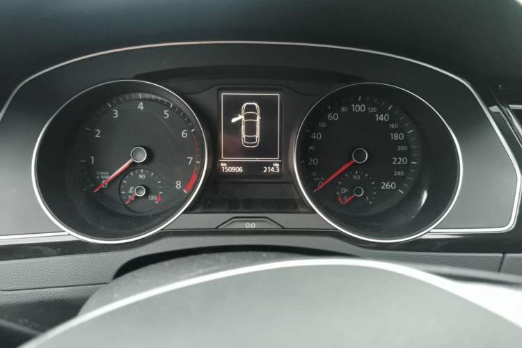 Used Volkswagen Magotan 2018 330TSI DSG Advanced Model Odometer Close Up