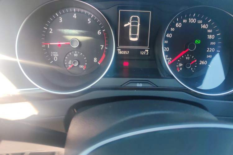 Used Volkswagen Magotan 2018 Facelift 330TSI DSG Luxury Model Odometer Close Up