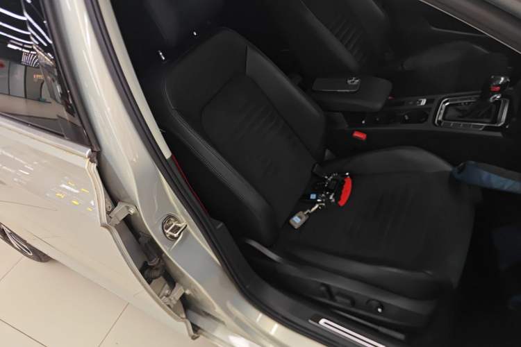 Used Volkswagen Magotan 2018 330TSI DSG Luxury Model Right Front Seat