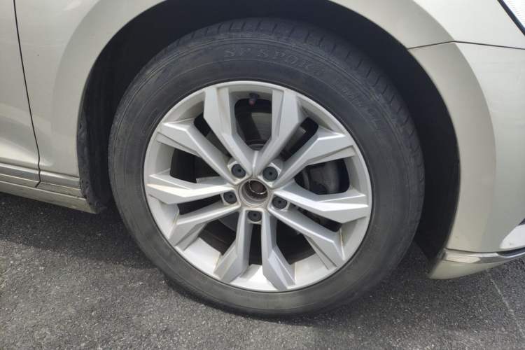 Used Volkswagen Magotan 2018 330TSI DSG Luxury Model Right Front Wheel Hub