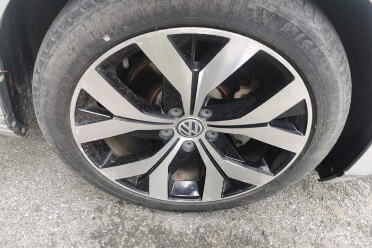 Used Volkswagen Magotan 2018 380TSI DSG Prestige Model Right Front Wheel Hub