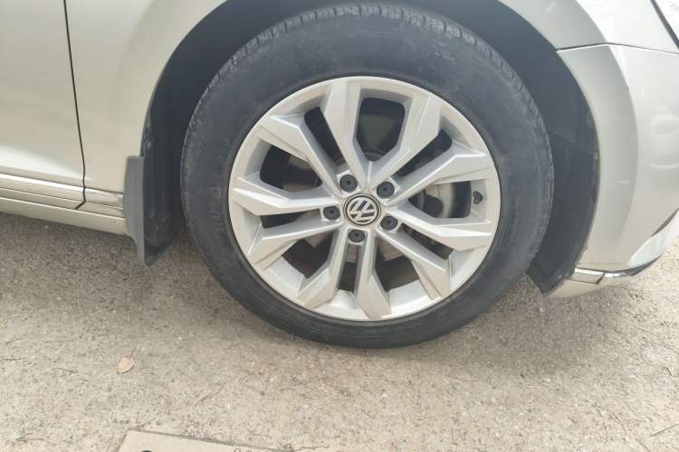 Used Volkswagen Magotan 2018 Facelift 330TSI DSG Luxury Model Right Front Wheel Hub