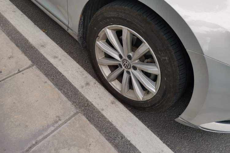 Used Volkswagen Magotan 2018 330TSI DSG Advanced Model Right Front Wheel Hub