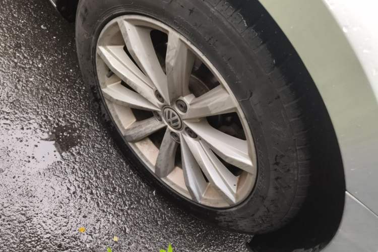 Used Volkswagen Magotan 2018 330TSI DSG Advanced Model Right Front Wheel Hub