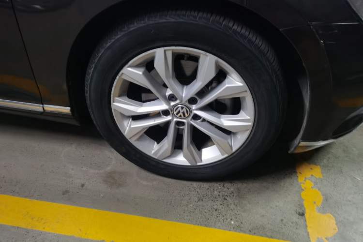 Used Volkswagen Magotan 2018 330TSI DSG Luxury Model Right Front Wheel Hub